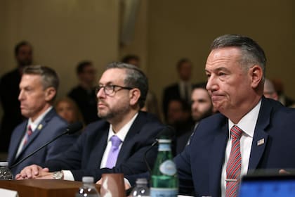 Todd Lyons, director interino de ICE, respondió a una pregunta de la demócrata Nellie Pou ante un panel en la Cámara de Representantes