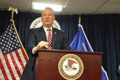 Todd Lyons también criticó a las llamadas “ciudades santuario” por no colaborar con los agentes federales en el control migratorio