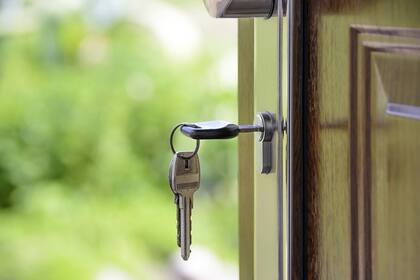 Todo aquel que compra o vende tiene que mudarse a otro lugar y así se genera una cadena innmobiliaria