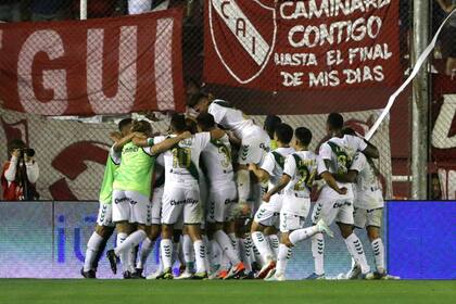 Todo Banfield celebra el gol de Lollo