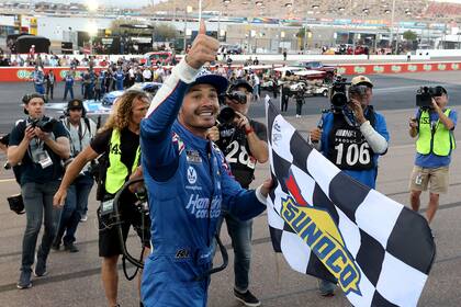 Todo bien: Kyle Larson, al mando de un Chevrolet, celebra con la bandera a cuadros tras ganar NASCAR Cup Series Championship en Phoenix
