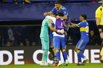 Todo Boca abraza a Sergio Romero, el héroe de la noche en la Bombonera