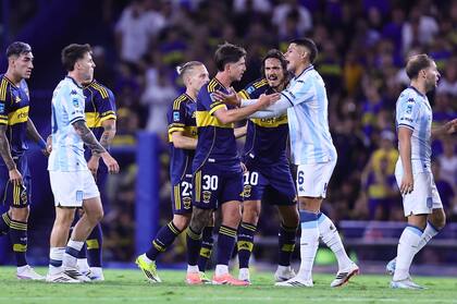 Todo Boca pidió la expulsión de Adrián 'Maravilla' Martínez por un codazo a Ayrton Costa