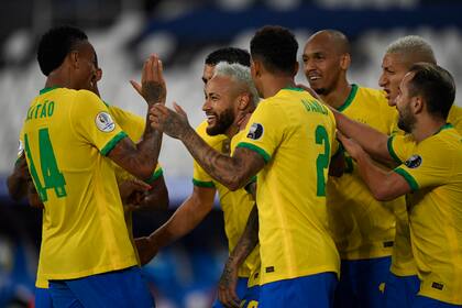 Todo Brasil rodea y felicita a Neymar, autor del segundo gol del equipo de Tite ante Perú, por la Copa América