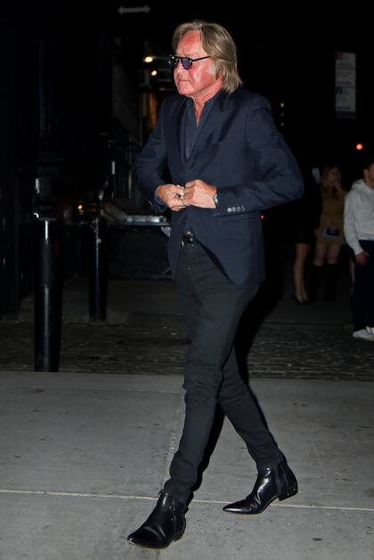 Todo de negro, el poderoso y millonario Mohamed Hadid llega la fiesta de cumpleaños de su hija.
