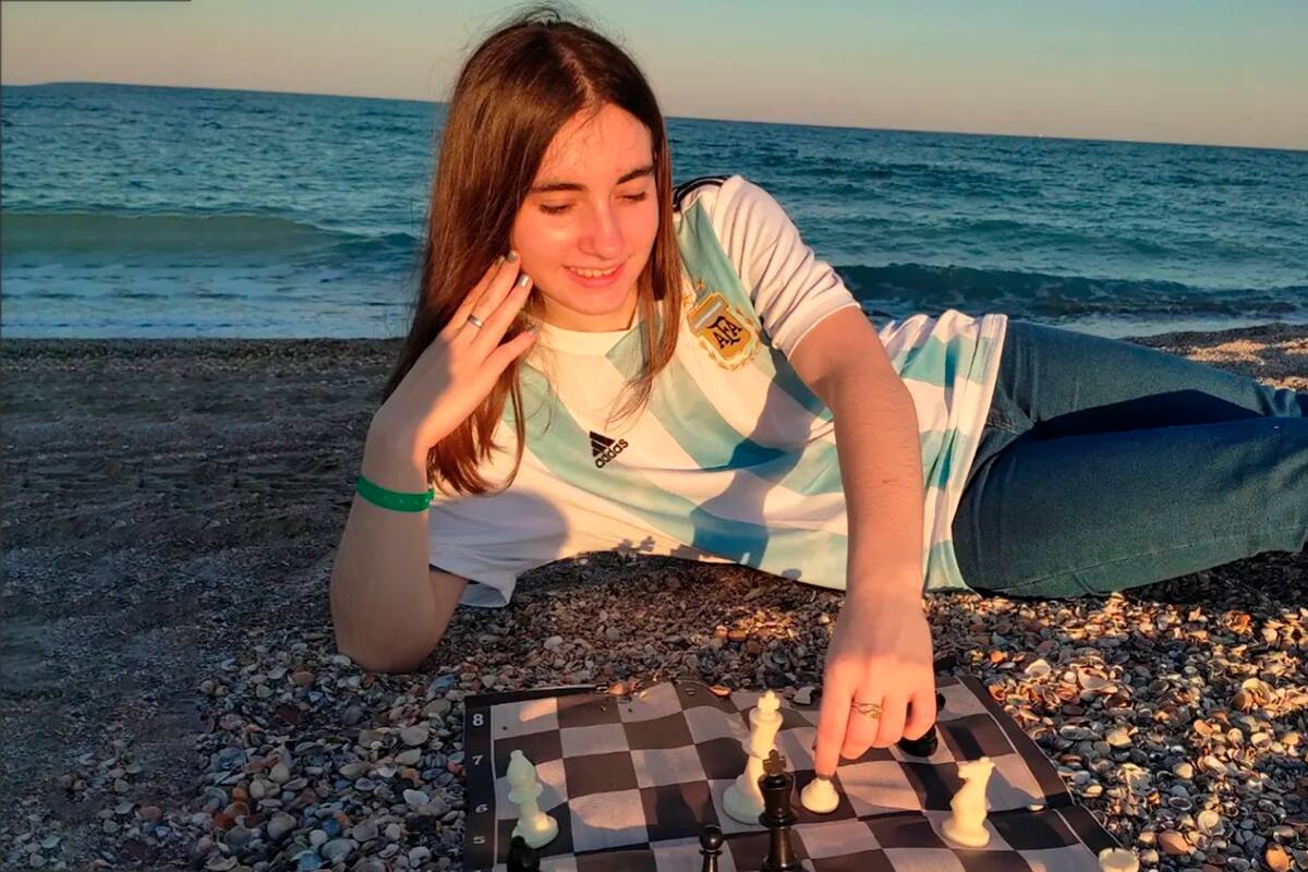 Todo disfrute para Candela Francisco: camiseta argentina, playa y ajedrez; a los 16 años, conquistó el Campeonato Continental y aspira a ser campeona del mundo.