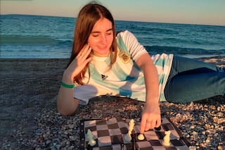A los 9 vio un cartel de clases de ajedrez; hoy es reina americana y se proyecta figura mundial