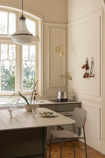Todo el ambiente está pintado con ‘Kilim Beige’ (Sherwin Williams).