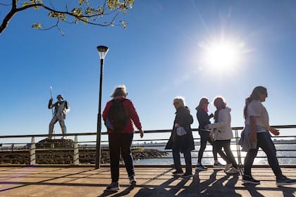 Todo el año la costanera convoca para caminatas.