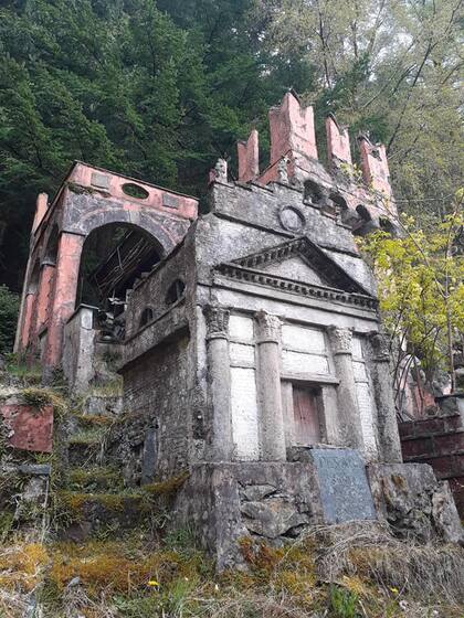 Todo el complejo encontrado en Gwynedd, Gales, fue construido por una pareja de granjeros hace 25 años