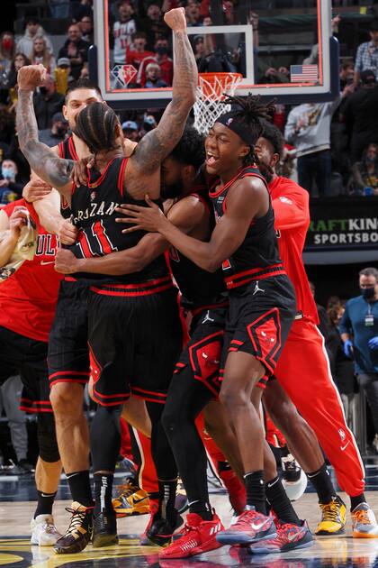 Todo el equipo de los Chicago Bulls se fue encima de DeMar DeRozan luego de que convirtiera el triple de la victoria ante Indiana