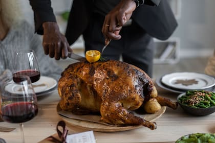 Todo el esfuerzo para que la piel del pavo esté crocante se puede malograr por recalentarlo. (Canva)