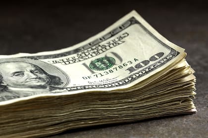 "Todo el mundo compra y nadie vende", dice una fuente que conoce bien el mercado informal de divisas.