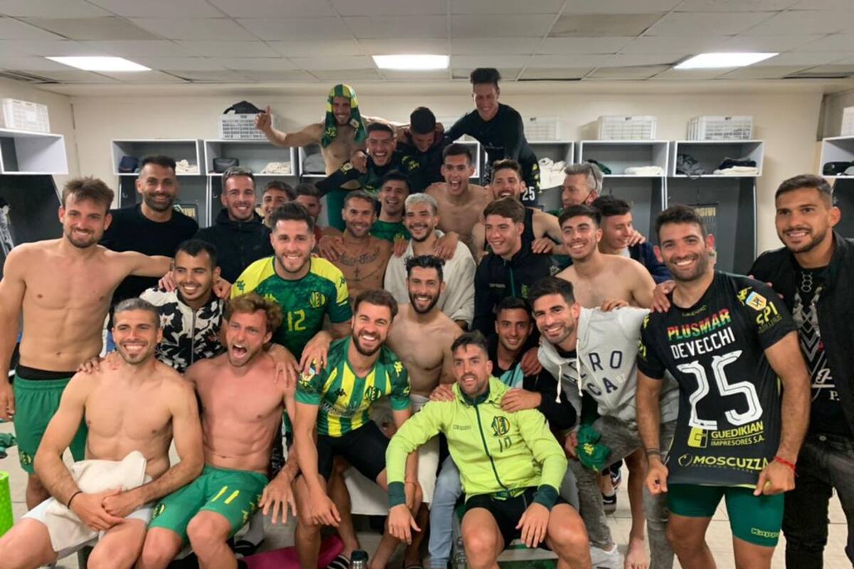 Todo el plantel de Aldosivi (con Gabriel Hauche abajo y a la derecha), festejando en el vestuario el triunfo ante Argentinos 3-2