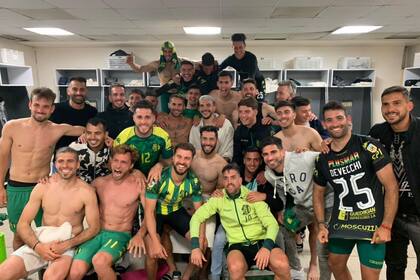 Todo el plantel de Aldosivi (con Gabriel Hauche abajo y a la derecha), festejando en el vestuario el triunfo ante Argentinos 3-2