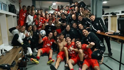 Todo el plantel de Gimnasia de Mendoza rodeando a Módica, el "dueño" de la pelota, tras la victoria por 3-2 en La Plata