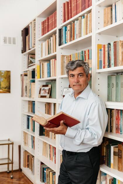 "Todo el tiempo estamos revisando la historia, a través de documentos, incorporando datos... La búsqueda es acercarse a la historia, porque hay una historia, con veracidad, desde otros enfoques, con nueva información", reflexiona Daniel Balmaceda