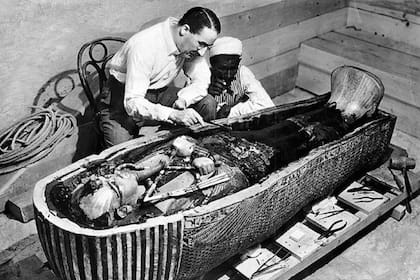 Todo empezó en 1922, cuando el arqueólogo Howard Carter y su equipo hallaron el famoso sarcófago del joven faraón