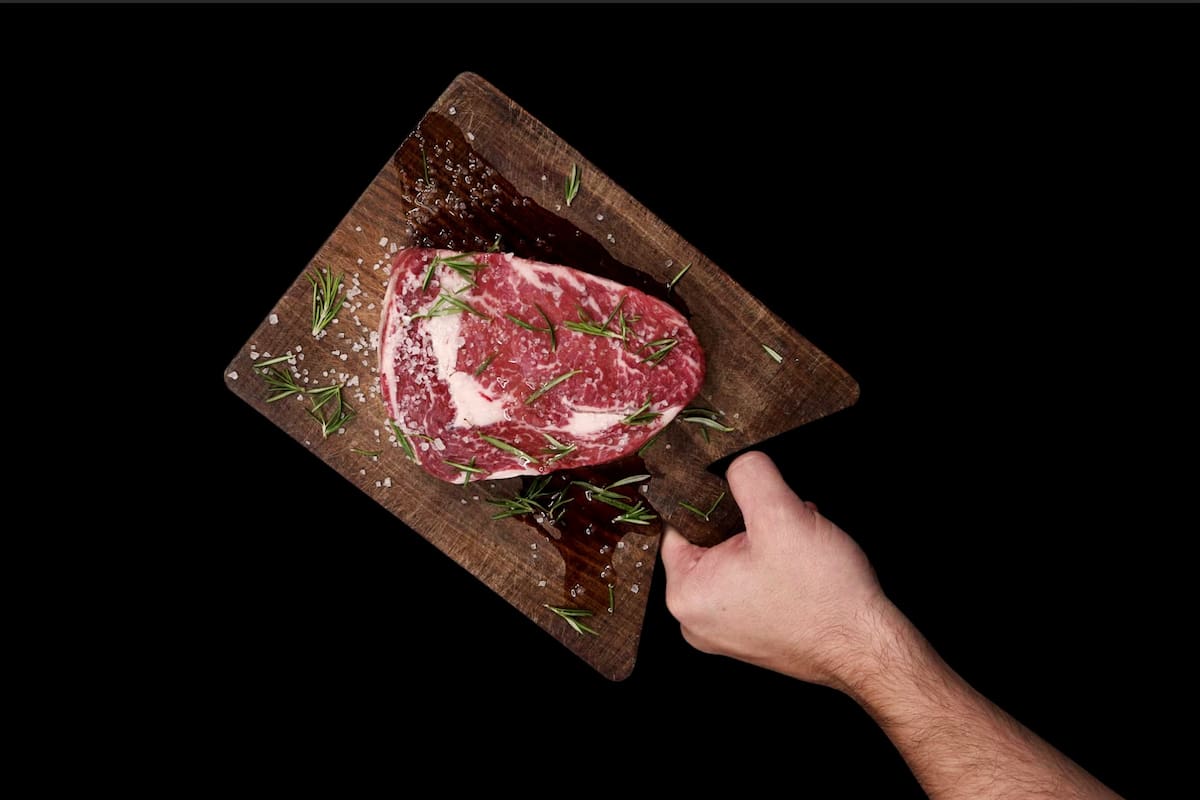 Todo empieza con la raza Aberdeen Angus: "una recría a campo con pasturas y forrajes en un entorno natural y una dieta de terminación en los últimos 100 días a base de silo de maíz y grano de maíz”