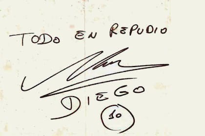 "Todo en repudio", la dedicatoria de Diego Maradona después de pintarse un mechón amarillo antes de su regreso a Boca