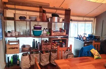Todo en su lugar: el campamento tiene un sector de cocina, otro de comedor y otro de dormitorio.