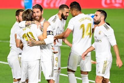 Todo es alegría en Madrid. El Real goleó a Valencia y sigue acechando a Barcelona en la Liga