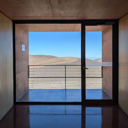 Todo es desierto de Atacama alrededor del edificio