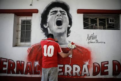 Tristeza en los alrededores de la cancha de Argentinos Juniors. En el dia de la muerte de Diego Maradona