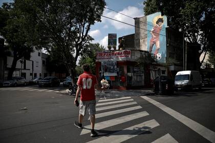 Todo es dolor en los alrededores de la cancha de Argentinos Juniors el dia de la muerte de Diego Maradona