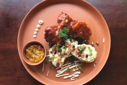 Todo es rico, pero un buen combo podrían ser las ribs con papas al horno rellenas con bacon crocante y quesos, con chutney de mango.