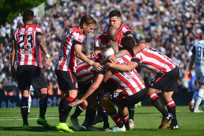 Todo Estudiantes festeja el gol de Retegui