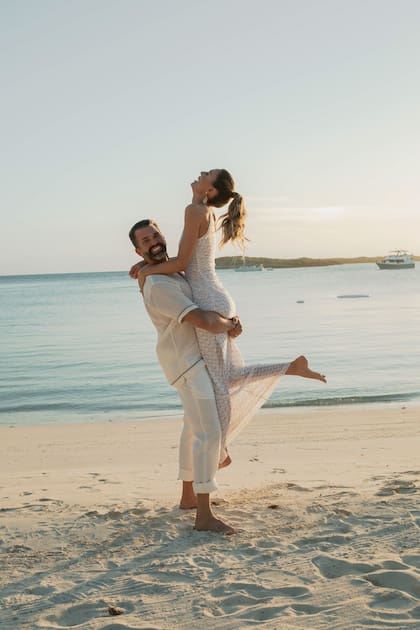 "Todo fluyó de manera muy natural, como una sucesión
de momentos enlazados: hubo tiempo
suficiente para relajarse, disfrutar de la
isla, buscar caracoles en la playa, nadar,
navegar, pescar", reveló Lewis Miller, organizador de la boda