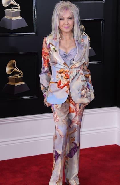 Todo fué violeta para Cindy Lauper; el ambo de Moschino con estampado de ángeles que combinó con un top al tono y, por si fuera poco, las mechas de su pelo, ¿ tal vez demasiado todo junto?