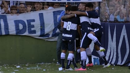 Todo Gimnasia festeja el gol de Lucas Licht