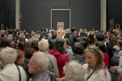 Todo indica que esta clásica escena para ver la Mona Lisa en el Louvre pasará a la historia