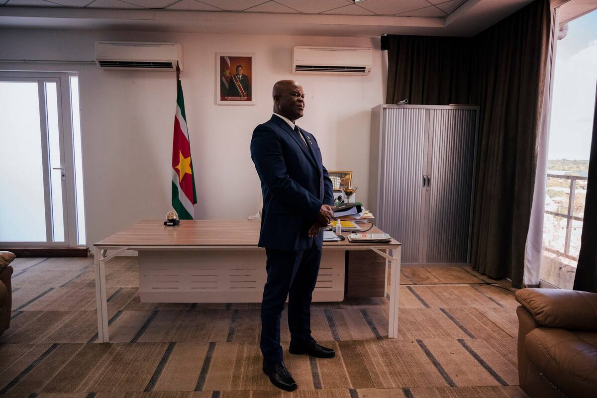 “Todo lo que tengo, se lo doy a la gente”, dijo Ronnie Brunswijk, vicepresidente de Surinam, en una entrevista en su oficina en la capital, Paramaribo