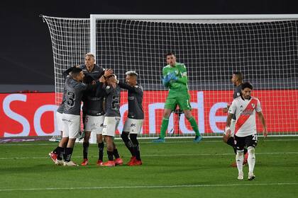 Todo Mineiro abraza a Nacho Fernández, autor del único gol de la noche en el Monumental
