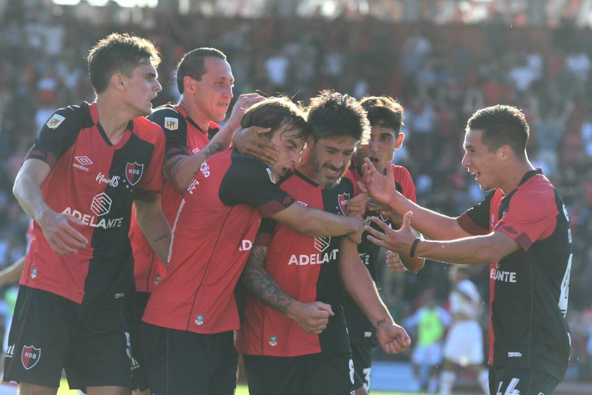 Todo Newell's festeja el gol de Pablo Pérez, que valió el triunfo ante Unión por 1-0 en Rosario, por la 20° fecha del Torneo 2021