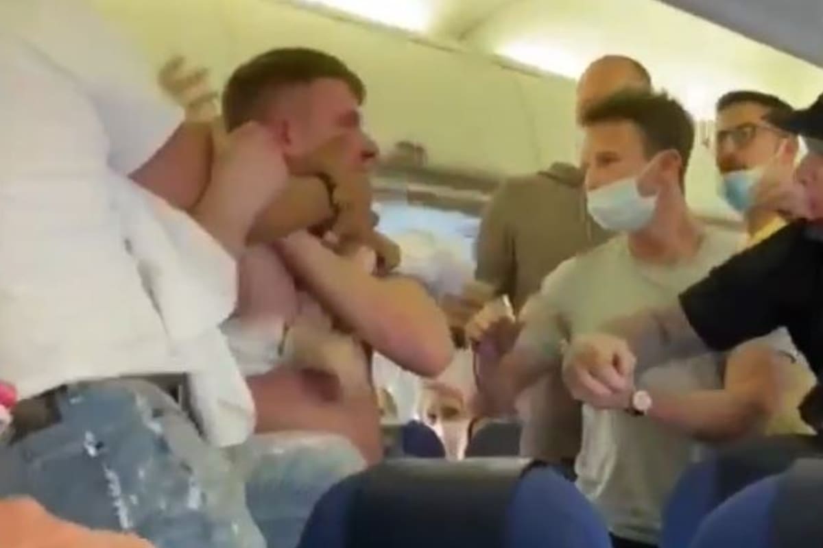 Todo ocurrió el viernes pasado en un vuelo de KLM, de Amsterdam a Ibiza, cuando dos británicos se negaron a usar barbijo, una norma exigida por la compañía aérea