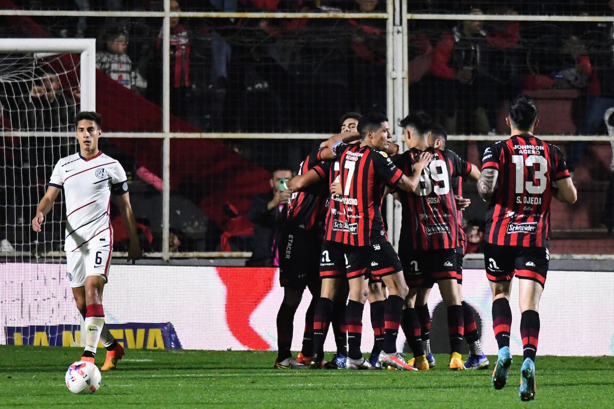 Todo Patronato se abraza, mientras Federico Gattoni, el capitán de San Lorenzo, no quiere ni mirar
