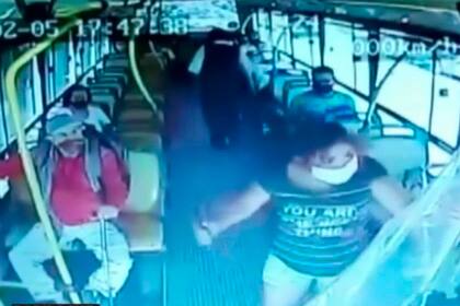 Todo quedó registrado por la cámara de seguridad instalada en la unidad