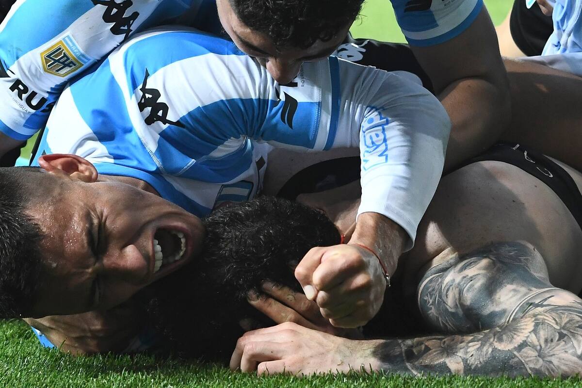 Todo Racing abrazó a Aníbal Moreno por el gol del triunfo, el del 4-3 a Rosario Central en Avellaneda con el que el local quedó a un punto de la cima en la Liga Profesional de Fútbol, con un partido más.