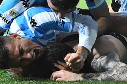 Todo Racing abrazó a Aníbal Moreno por el gol del triunfo, el del 4-3 a Rosario Central en Avellaneda con el que el local quedó a un punto de la cima en la Liga Profesional de Fútbol, con un partido más.