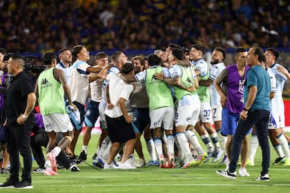 Todo Racing festeja en la Bombonera luego de vencer a Boca 1-0 y clasificarse a la final del Clausura