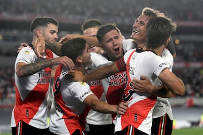 Todo River celebra el gol de Julián Alvarez, el 2-0 que dio paso a la conquista del título N° 13 en el ciclo de Gallardo