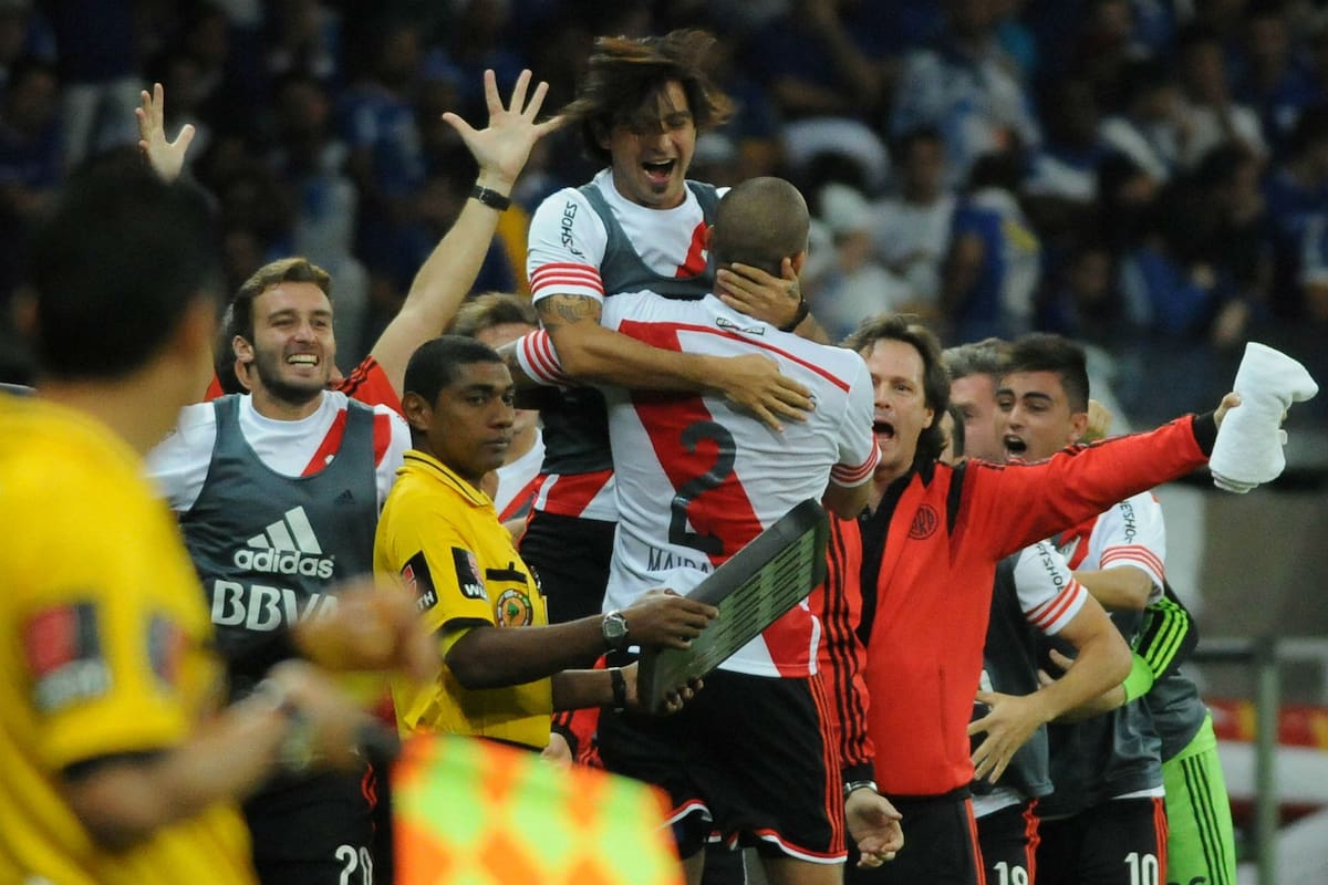 Todo River festeja con Maidana su gol ante Cruzeiro en Belo Horizonte: marcó el segundo tanto del recordado 3-0 en la Libertadores 2015
