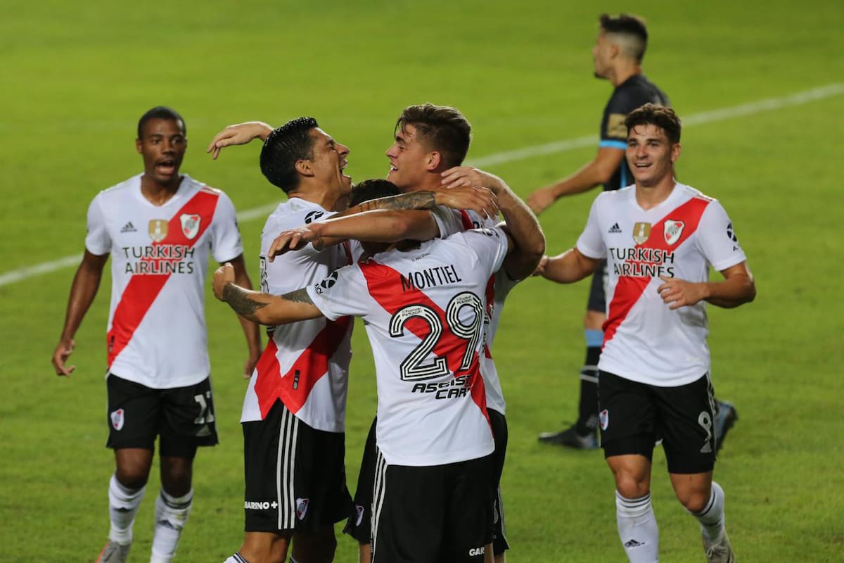 Todo River se abraza a Girotti, autor de un doblete. Foto: Santiago Hafford.