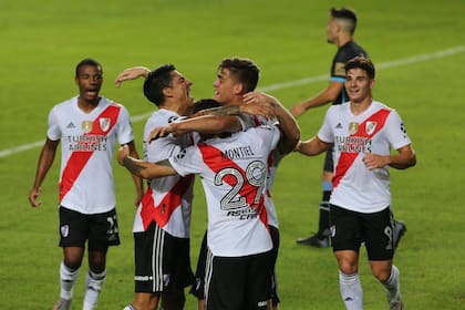 Todo River se abraza a Girotti, autor de un doblete. Foto: Santiago Hafford.