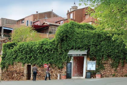 Todo rojo. Roussillon te va a apasionar: los tonos rojizos se adueñan de todos los rincones
