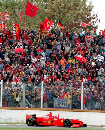 El público delira en el autódromo Oscar y Juan Gálvez ante el paso de Michael Schumacher en 1998; el alemán, con Ferrari, el último ganador del Gran Premio de la Argentina de Fórmula 1